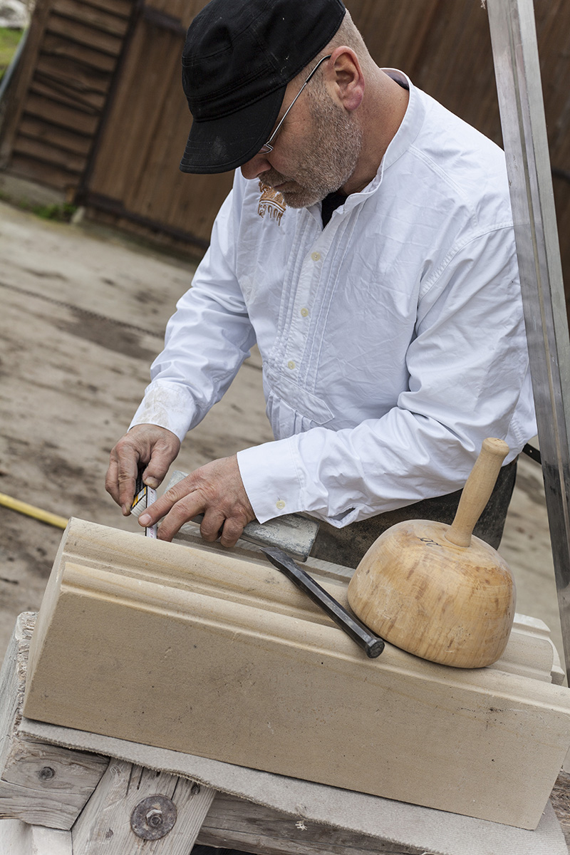 Steinmetzmeister Roberto Lorenz bei der handwerklichen Bearbeitung von Naturstein